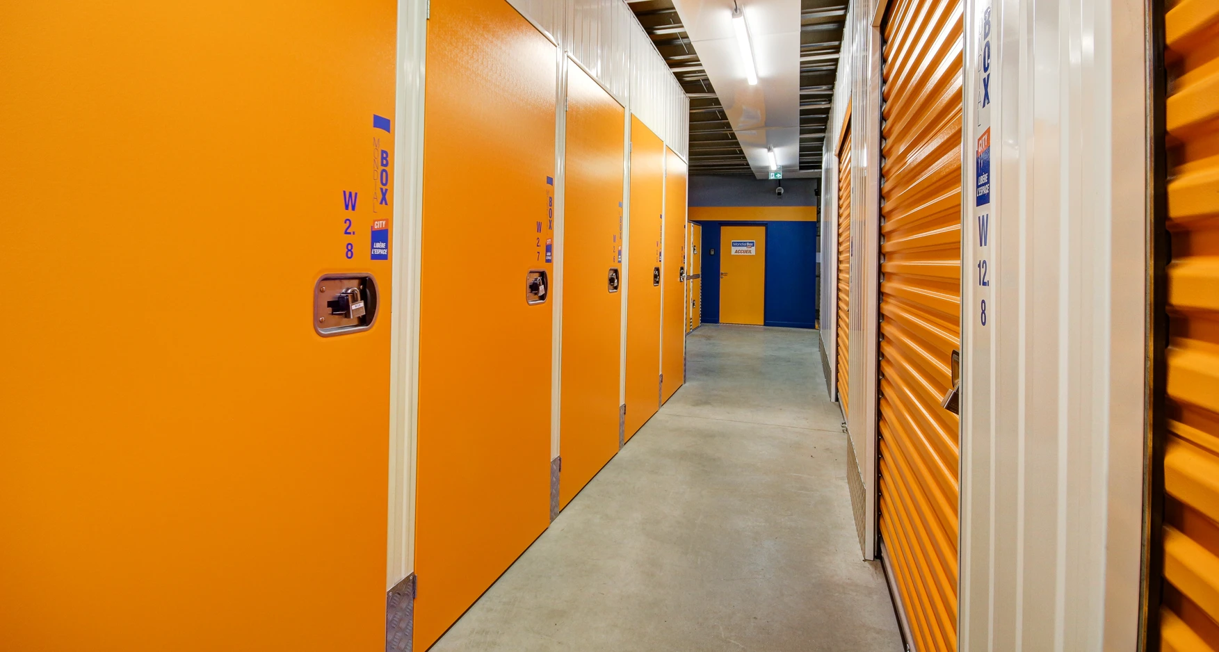 Indoor - Couloir accès bureau accueil MondialBox Nantes Est