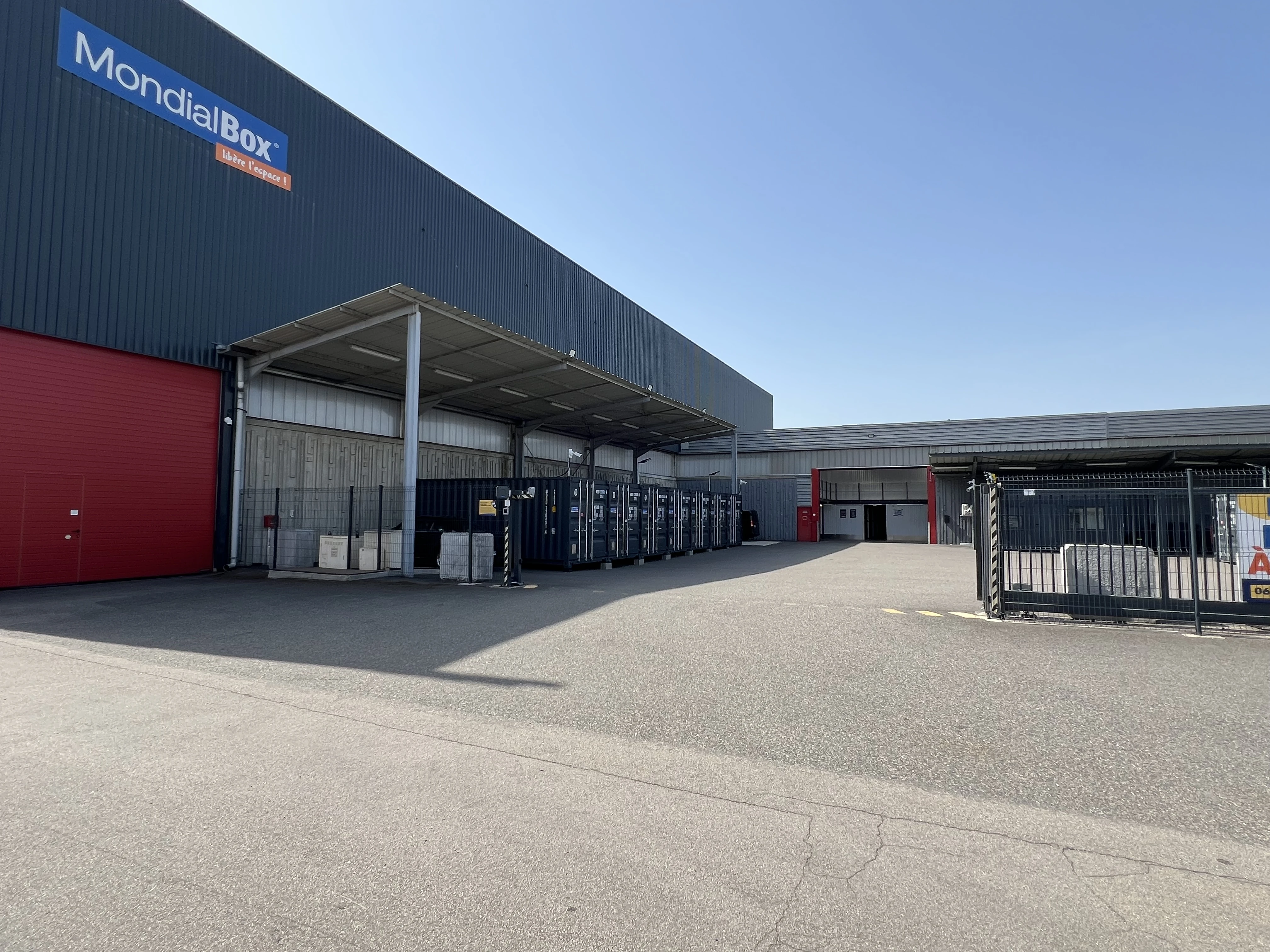 Entrée sécurisée Centre Self-stockage MondialBox Andrézieux (à proximité de Saint-Etienne)